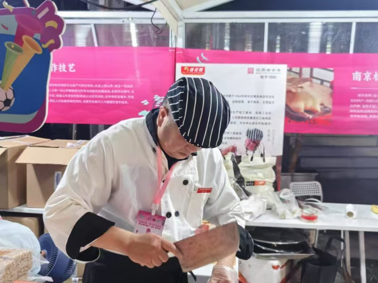 非遺火爆亮相蘇超鎮(zhèn)江主場！桂花鴨首席工藝師，省非物質文化遺產南京板鴨、鹽水鴨制作技藝代表性傳承人賈有文應邀出席！